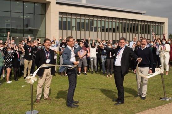 South Cambridgeshire MP Anthony Browne cut the ribbon at the official opening of the facilities. Left-right Derek Jones, CEO of Babraham Research Campus, Mark Kotter founder and CEO bit.bio, Anthony Browne, MP South Cambridgeshire and Florian Schuster, co-founder bit.bio.