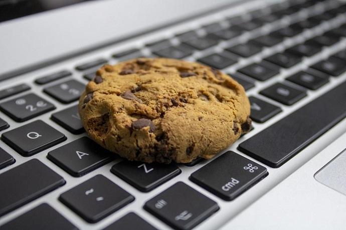 Computer keyboard with a cookie on top