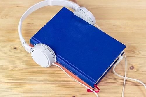 Audiobook/ hardback with earphones attached_ Image by Felix Lichtenfeld from Pixabay
