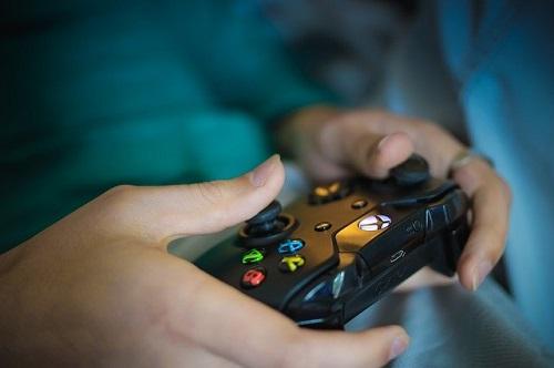 Hands on gaming console_Image by Olya Adamovich from Pixabay