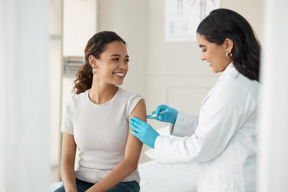 woman getting a flu jab from occupational health nurse