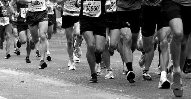 marathon runners' feet and legs _cropped_Image by wal_172619 from Pixabay
